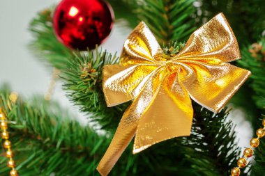 Yılbaşı ağacı süsleri ile yakın çekim