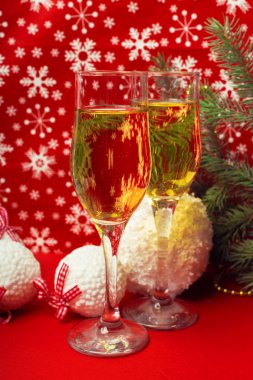 Şampanya kadehleri ve Noel süsleri.
