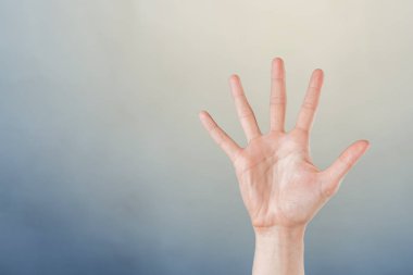 Kadın el renkli arka plan üzerinde el hareketi  