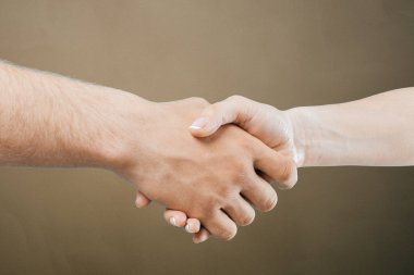 Çalkalamalı elinde iki kişinin yakın çekim