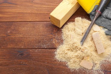 bir testere talaşı ile keskin keskiler