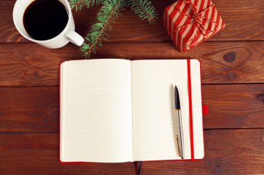 Tebrik kartı ve ofis masası üzerinde hediye kutusu