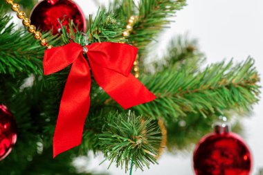 Yılbaşı ağacı süsleri ile yakın çekim