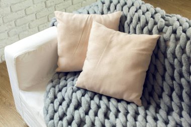 Gri yastık ile dev ekose örgü