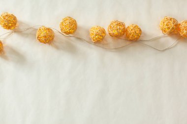 Beyaz arka plan üzerinde izole Noel ışıkları