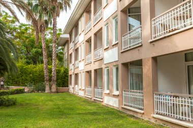 gündüz otel bölgede üzerinde yeşil bahçe 