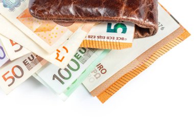 Euro banknot deri cüzdan beyaz zemin üzerine, yakın çekim 