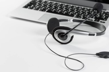 Merkezi Destek kavramı ara. klavye bilgisayar dizüstü bilgisayarda kulaklık