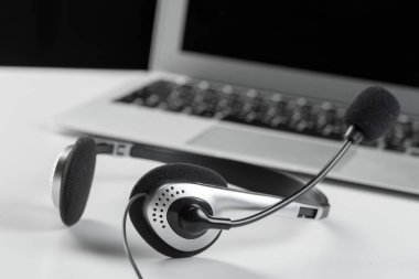 Merkezi Destek kavramı ara. klavye bilgisayar dizüstü bilgisayarda kulaklık