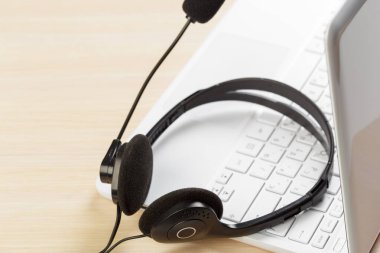 klavye bilgisayar dizüstü bilgisayarda kulaklık