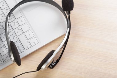 klavye bilgisayar dizüstü bilgisayarda kulaklık