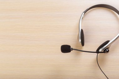 kopya alanı ile ahşap masa üzerinde mikrofon ile kulaklığı yakın çekim   