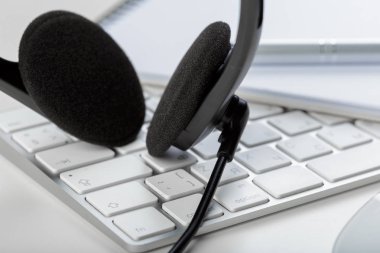 klavye bilgisayar dizüstü bilgisayarda kulaklık