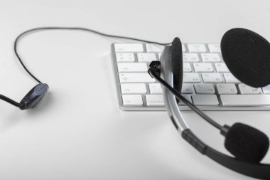 klavye bilgisayar dizüstü bilgisayarda kulaklık