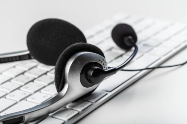 klavye bilgisayar dizüstü bilgisayarda kulaklık