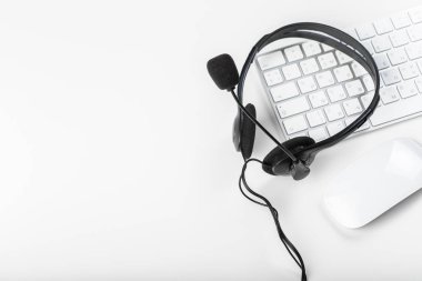 klavye bilgisayar dizüstü bilgisayarda kulaklık