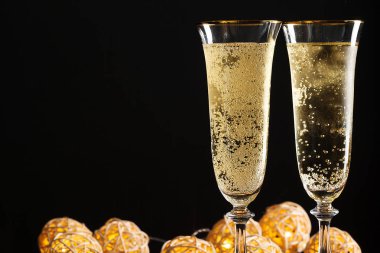 Siyah arka planda şampanya kadehleri