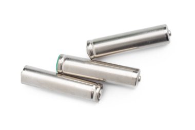 alkali piller beyaz arkaplanda izole edildi