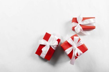 Hediye kutuları ile kurdele beyaz izole