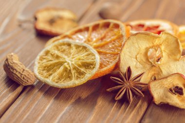 Kurutulmuş elma, portakal ve limon dilimleri ile Anason ahşap arka plan üzerinde