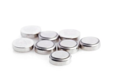 Beyaz arka plan üzerinde izole küçük lityum pil