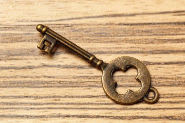 ahşap masa üzerinde eski anahtar kapat