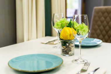 Tablo ayarı ile gözlük ve çatal bıçak takımı Kapat