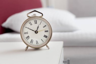 Bir otel odasında bir yatak Vintage çalar saat. Arama kavramı uyan