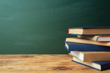 Sınıf yazı tahtası, ahşap masa ve kitaplar