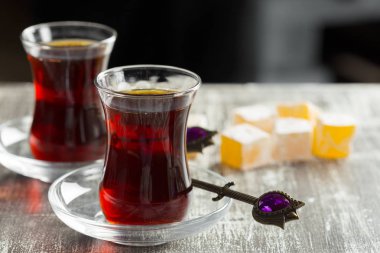 Ahşap bir masa üzerinde Türk bardaklarda kırmızı çay