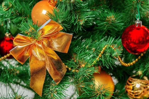Kerstboom Met Ornamenten Close — Stockfoto