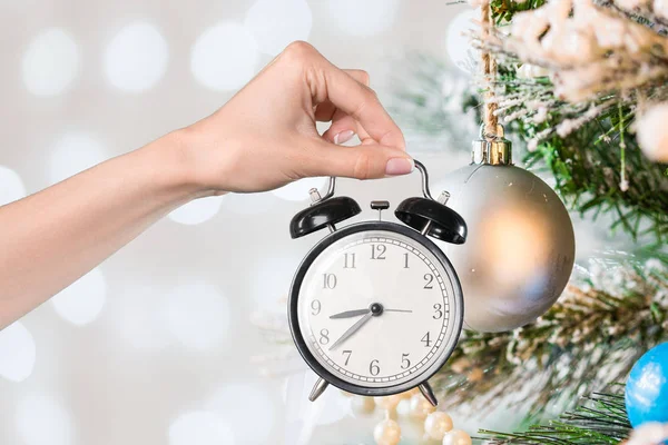 Imagen Recortada Mujer Sosteniendo Reloj Despertador Cerca Del Árbol Navidad —  Fotos de Stock