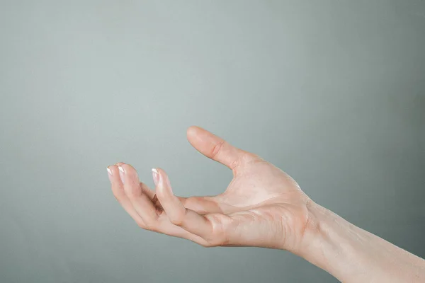 Mujer Mano Haciendo Gestos Sobre Fondo Gris — Foto de Stock