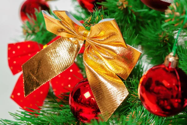 Yılbaşı ağacı süsleri ile yakın çekim