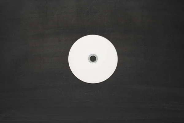 Baackground に対して空白の白いディスクのクローズ アップ — ストック写真