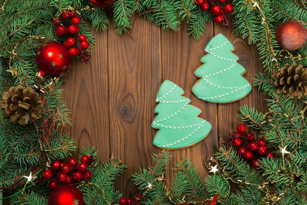 ジンジャーブレッドで飾られたモミの木の枝とクリスマスの背景 — ストック写真