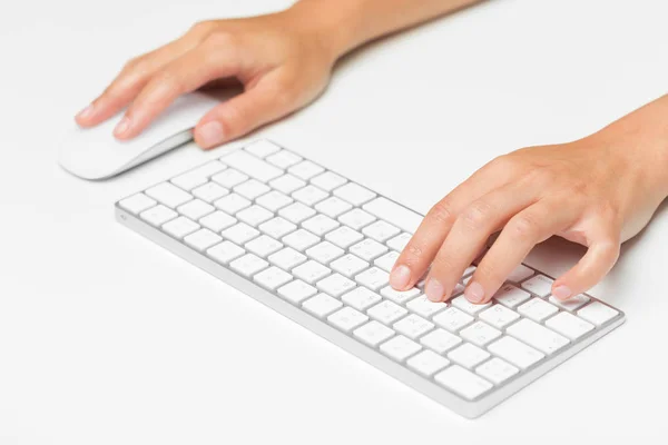 テーブルでキーボードで入力する女性の画像をトリミング — ストック写真