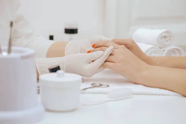 Manikiurzystka Manicure Close — Zdjęcie stockowe