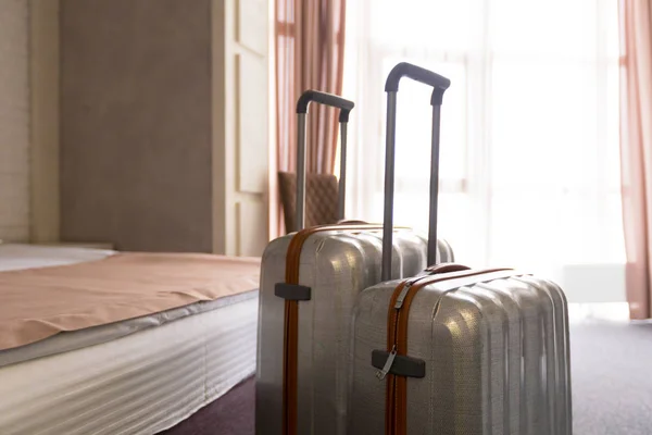 现代旅馆房间里的手提箱或行李袋 — 图库照片