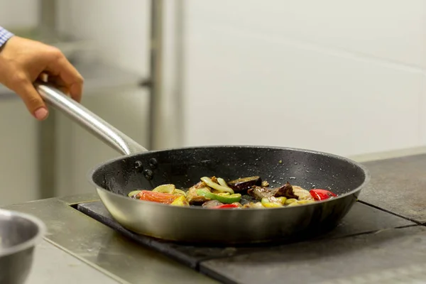 Chef Fritando Legumes Fogão Gás Com Fogo Cozinha — Fotografia de Stock