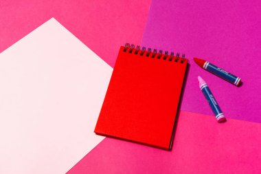 Defter ile masada açık sayfa tasarımı