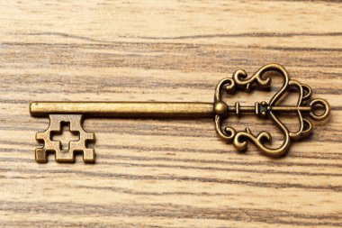 ahşap masa üzerinde eski anahtar kapat