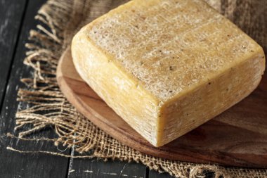 Tahta masadaki peynir.