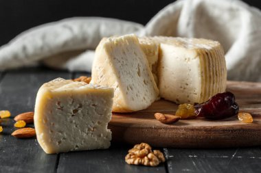 Tahta masadaki peynir.