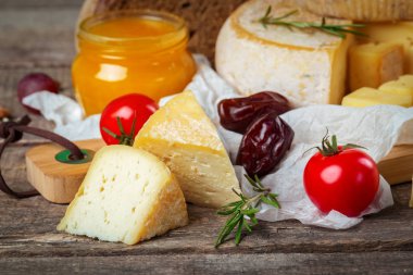 Tahta masadaki peynir.