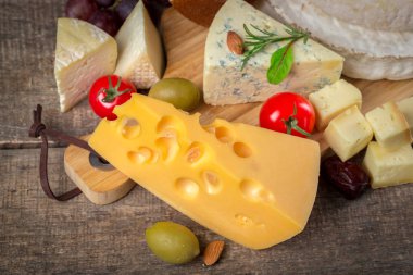 Tahta masadaki peynir.