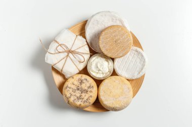 Peynir masanın üstünde.