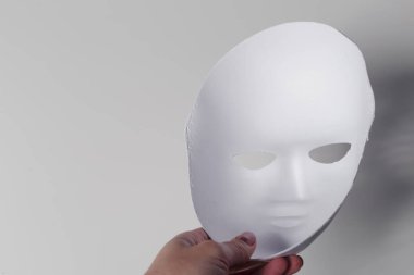 Beyaz maske yakın çekim