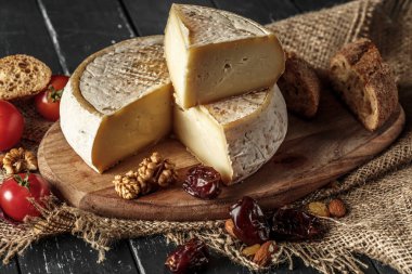 Tahta masadaki peynir.