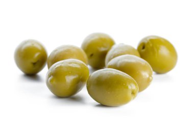 Beyaz arkaplanda yeşil zeytinler izole